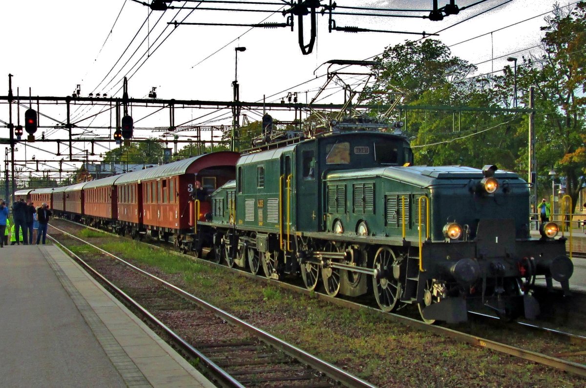 On 13 September 2015 guest crocodile SBB 14305 hauls an extra SJ museums train to Avesta Krylbo into Gävle station.