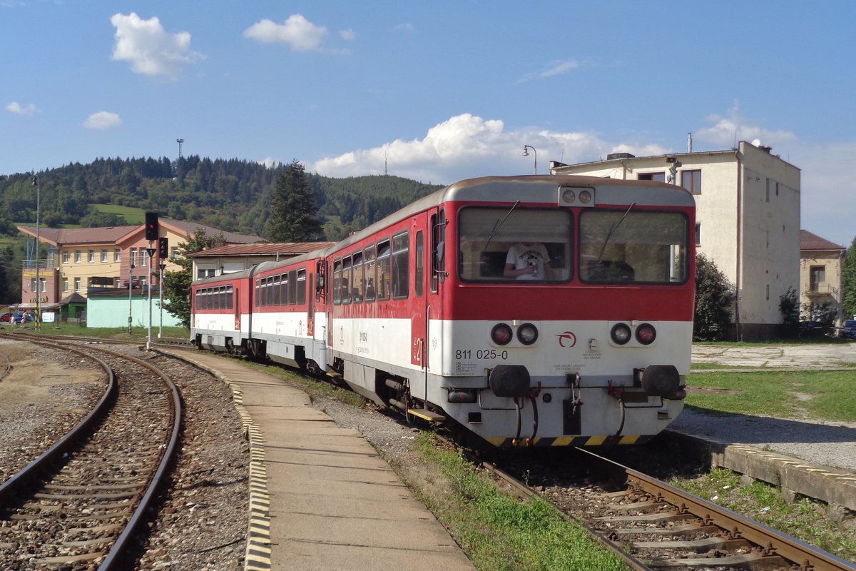 On 13 September 2018, ZSSK 811 025 is ready for departure at Cadça.