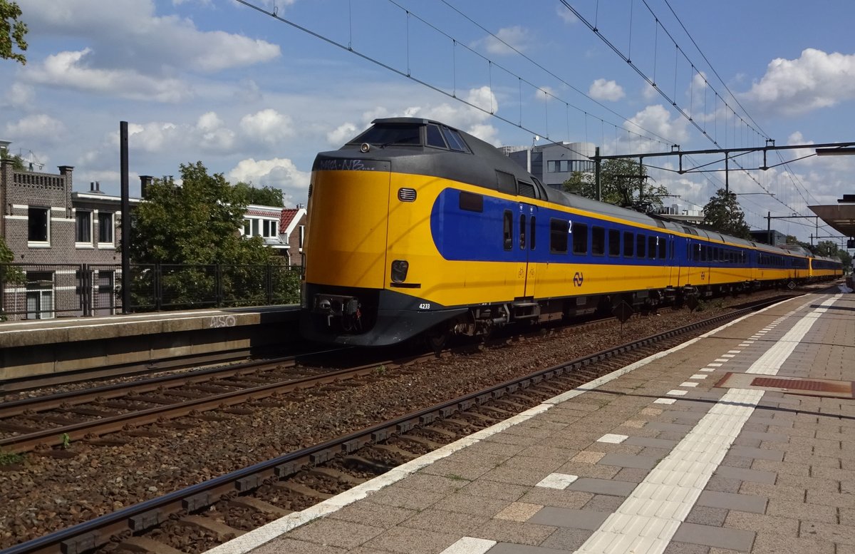 On 14 August 2014 NS 4233 passes through Arnhem-Velperpoort with a Roosendaal bound service.