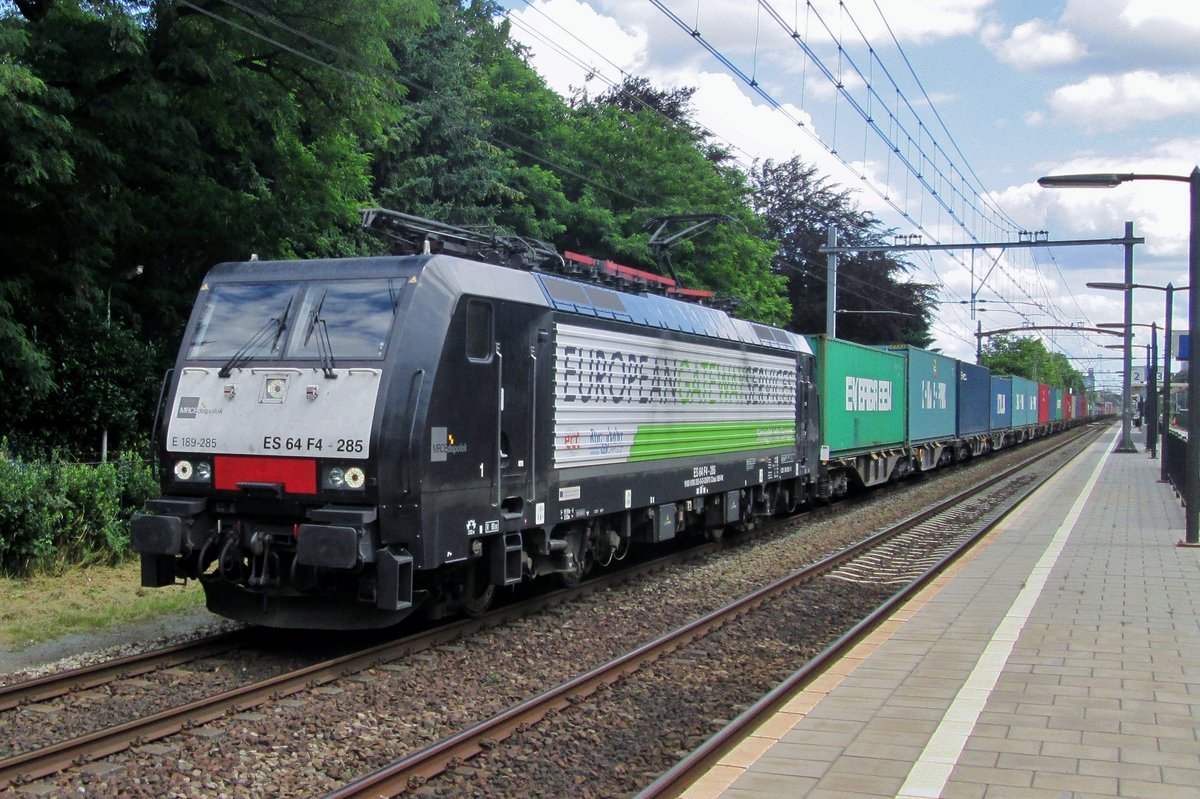 On 14 July 2016 RTB 189 285 hauls the Blerick-Shuttle through Tilburg-Universiteit.