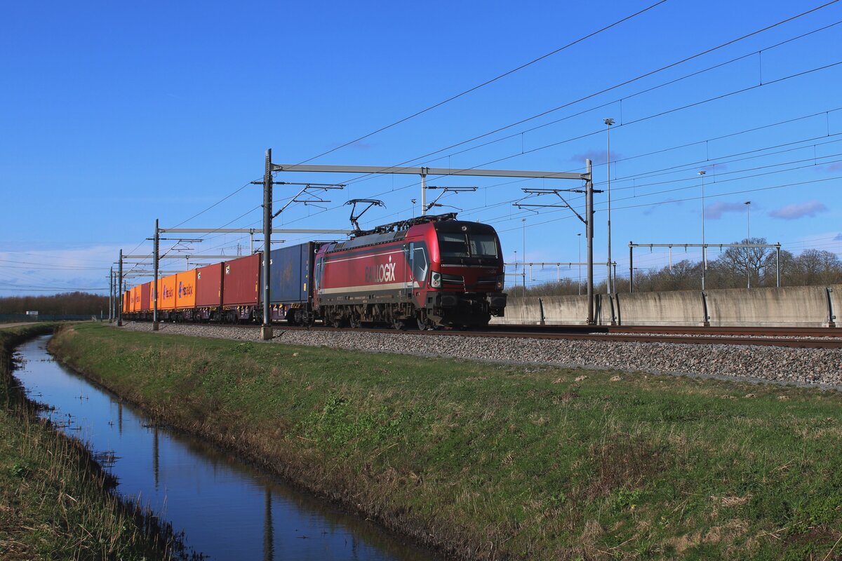On 14 March 2024 RFO 193 627 hauls an intermodal train through Valburg CUP. 