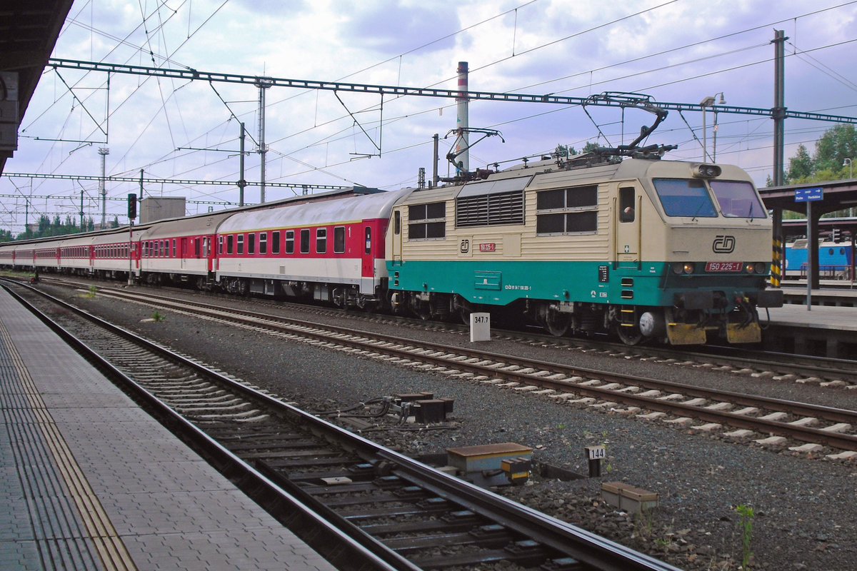 On 14 May 2012 CD 150 225 calls at Kolín with a Bratislava hl.st. bound EC-service.