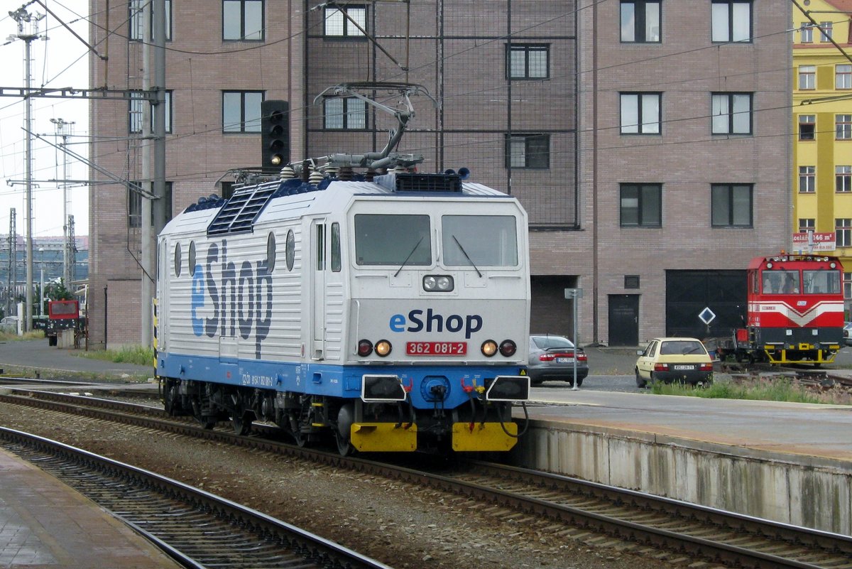 On 14 May 2012, CD 382 081 runs light through Praha hl.n.