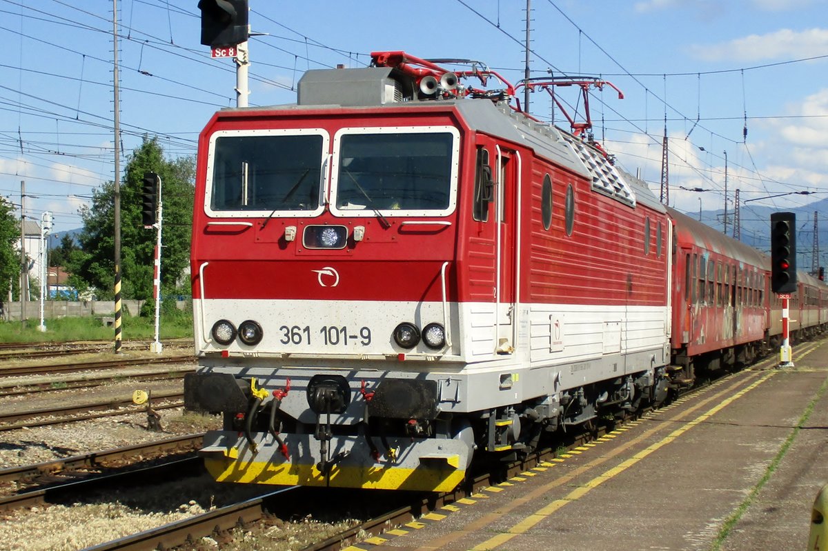 On 14 May 2018 ZSSK 361 101 calls at Vrutky.