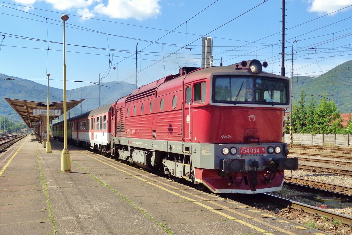 On 14 May 2018 ZSSK 754 054 stands at Vrutky. 