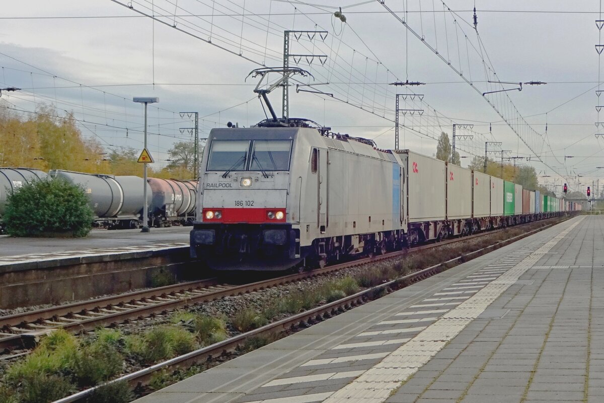 On 14 November 2019 RailPool 186 102 hauls a container train through Emmerich toward Kijfhoek.