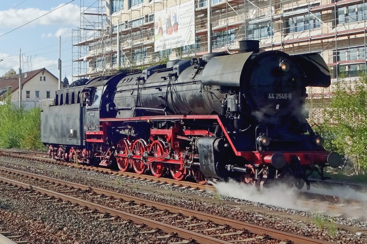 On 14 September 2019 BEM's 44 2546 runs round at Göppingen. 