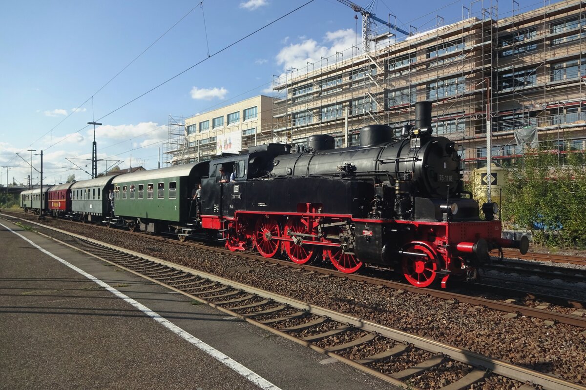 On 14 September 2019 extra train is shunted by 75 1118 at Göppingen.