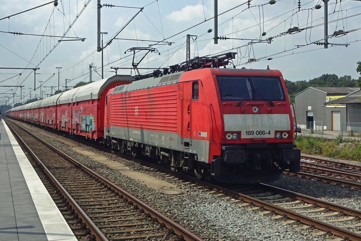 On 15 August 2019 the Daimler-Benz car carrying train poasses through Bad Bentheim toward Lehrte Rbf hauled by 189 066.