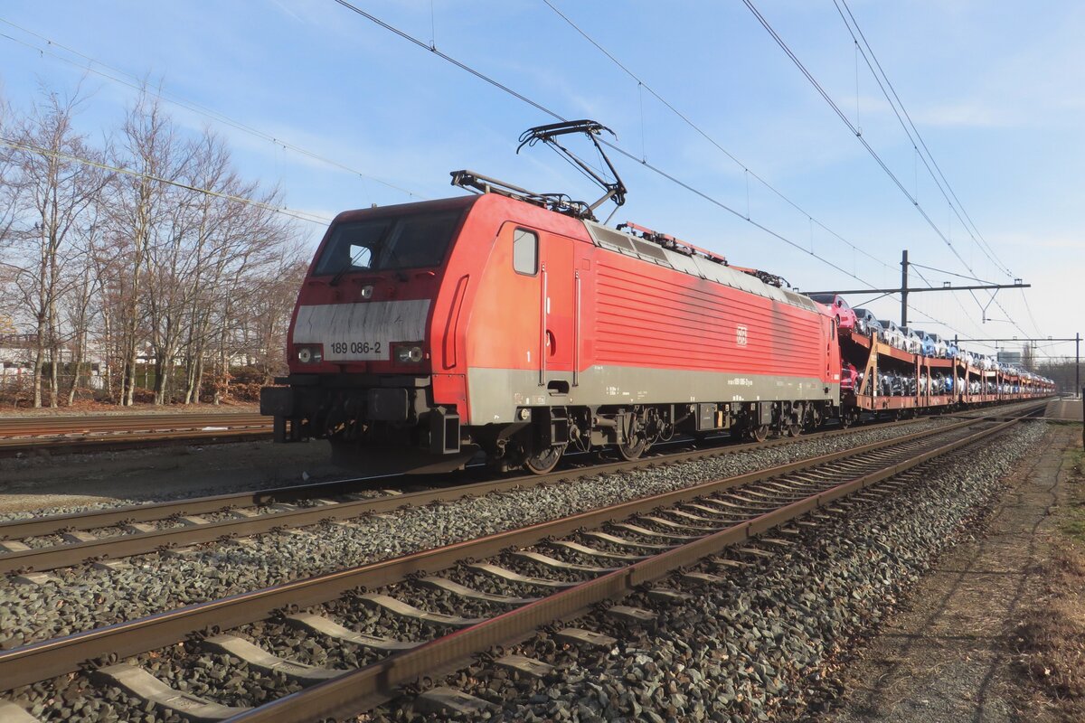 On 15 February 2023 DB 189 086 hauls a FORD automotive train through Blerick.