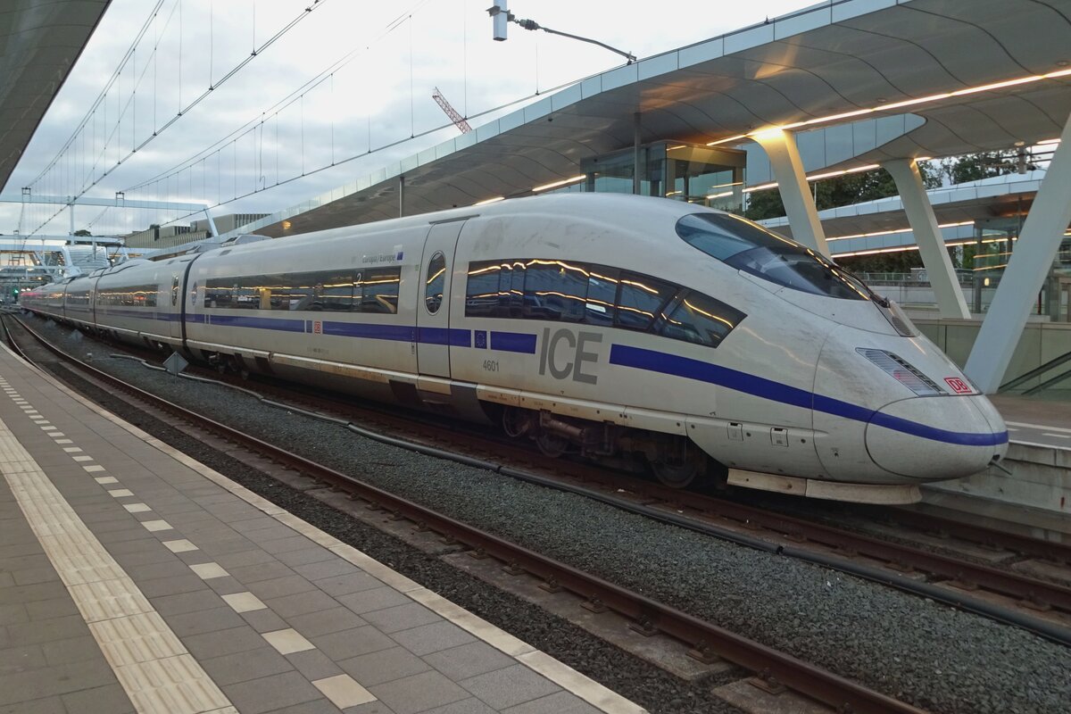 On 15 July 2019 ICE 406 001 (4601 is the Dutch notation of this EMU) with 'European' blue band stands at Arnhem. 