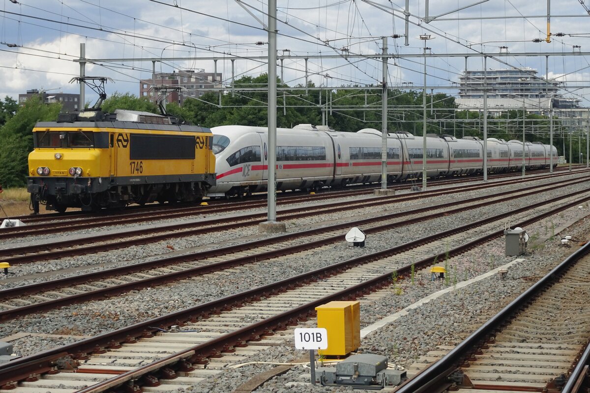 On 15 July 2022 NS 1746 gets coupled on an ICE-3M that became defective a day earlier near Zevenaar. Due to logistical reasons ProRail stabled the High-Speed EMU at Nijmegen and the 15th NS 1746 was to haul the ICE to Amsterdam-Watergraafsmeer via Tilburg.