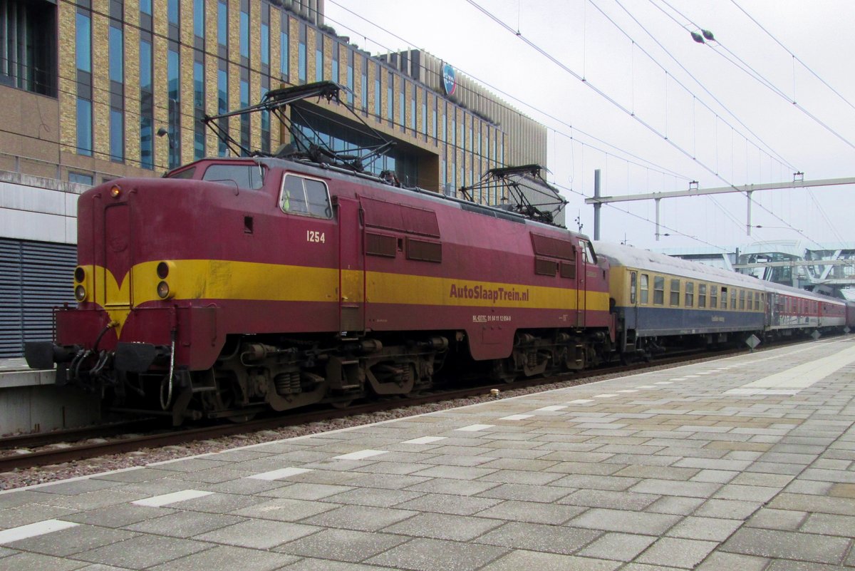 On 15 March 2015 EETC 1254 stands at Arnhem with a diverted overnight train from Tyrol. Sadly, two weeks later EETC closed down all activities, ending a to short brief of very active deployments of former NS Class 1200s in international service.