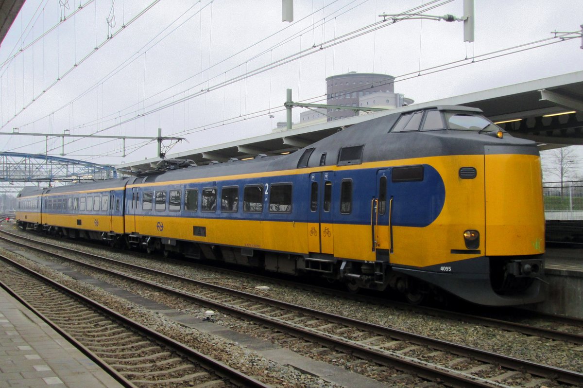 On 15 March 2015 NS 4095 calls at Zwolle.