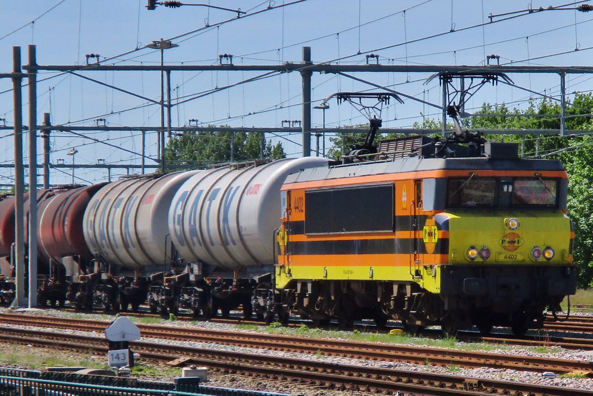 On 15 May 2017 RRF 4402 stands at Nijmegen with a tank train bound for Bad Bentheim.