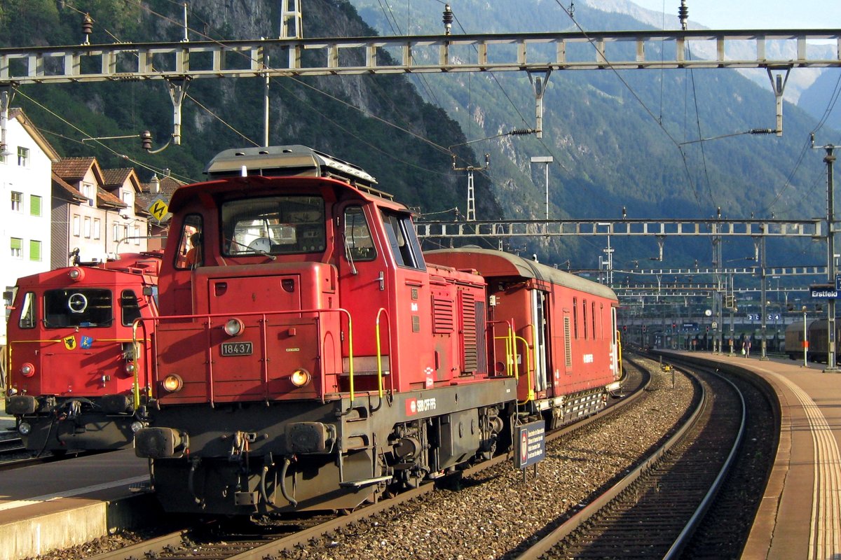 On 15 September 2011 SBB 18437 runs wrong track through Erstfeld toward Arth-Goldau.