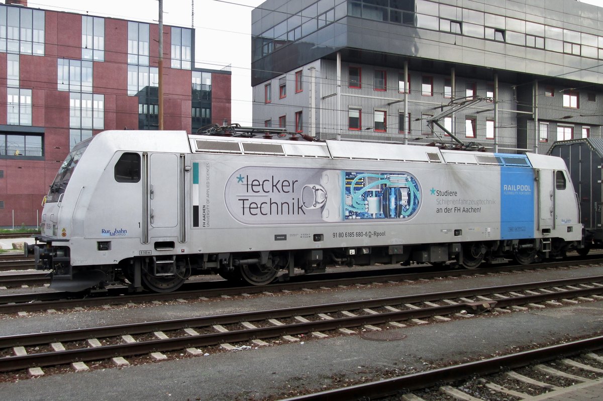 On 15 September 2015 RTB 185 680 appetises the onlooker for technical studies at Linz Hbf.