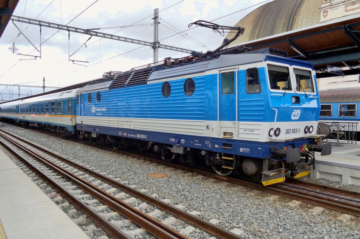 On 15 September 2017 CD 362 053 calls at Plzen hl.n. with a Zapadny-Express to München via Schwandorf and Regensburg. At Plzen the first of two loco swaps of this train will take place, when the 362 is exchanged for an ALEX Class 223 Diesel locomotive. That will haul the train to regensburg, where she in turn will be swapped for an ALEX Class 183 electric for the last leap to Munich.