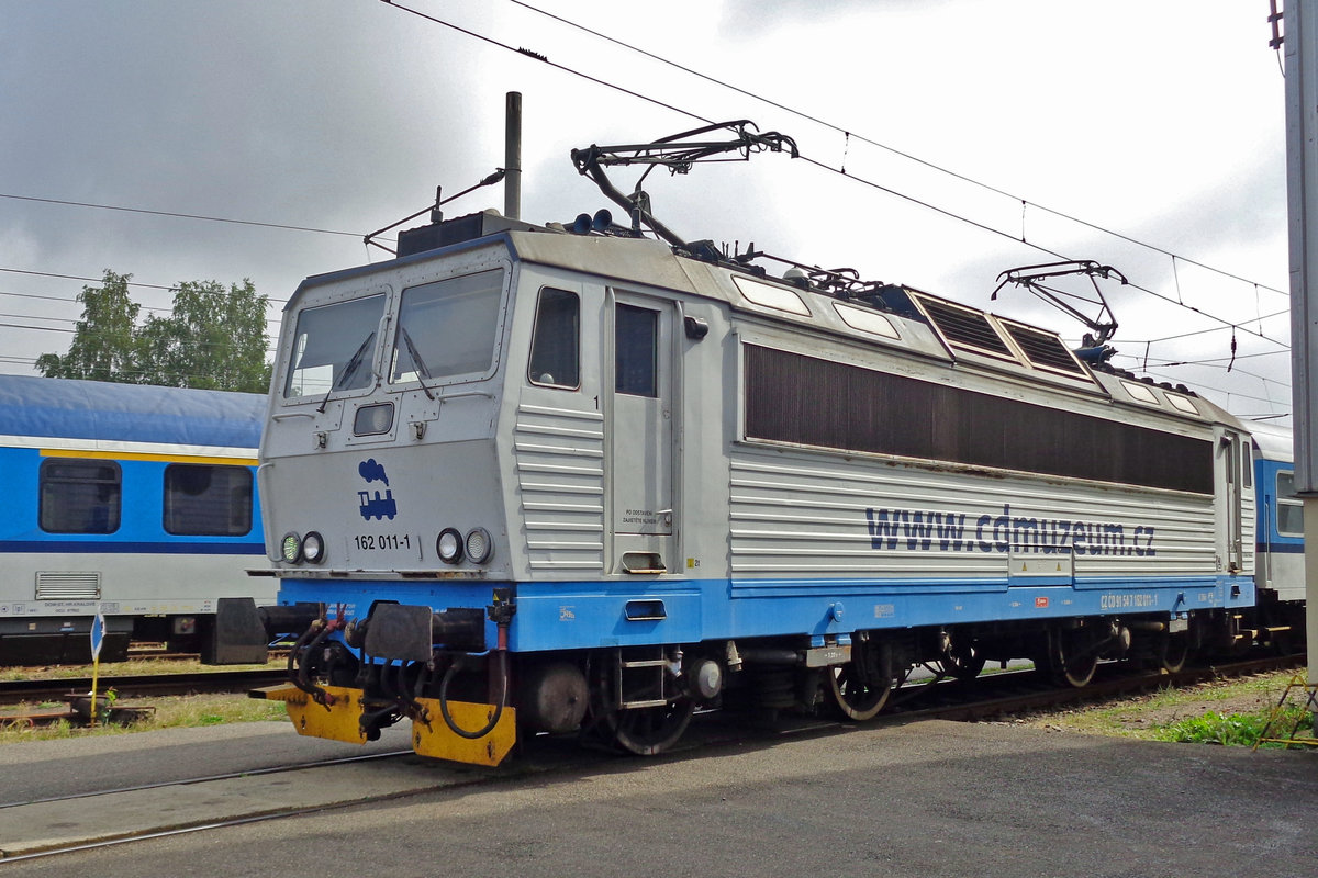 On 15 September 2018 CD 162 011 advertises for the railway museum at Luzna u Rakovnika in the works at Ceska Trebova.