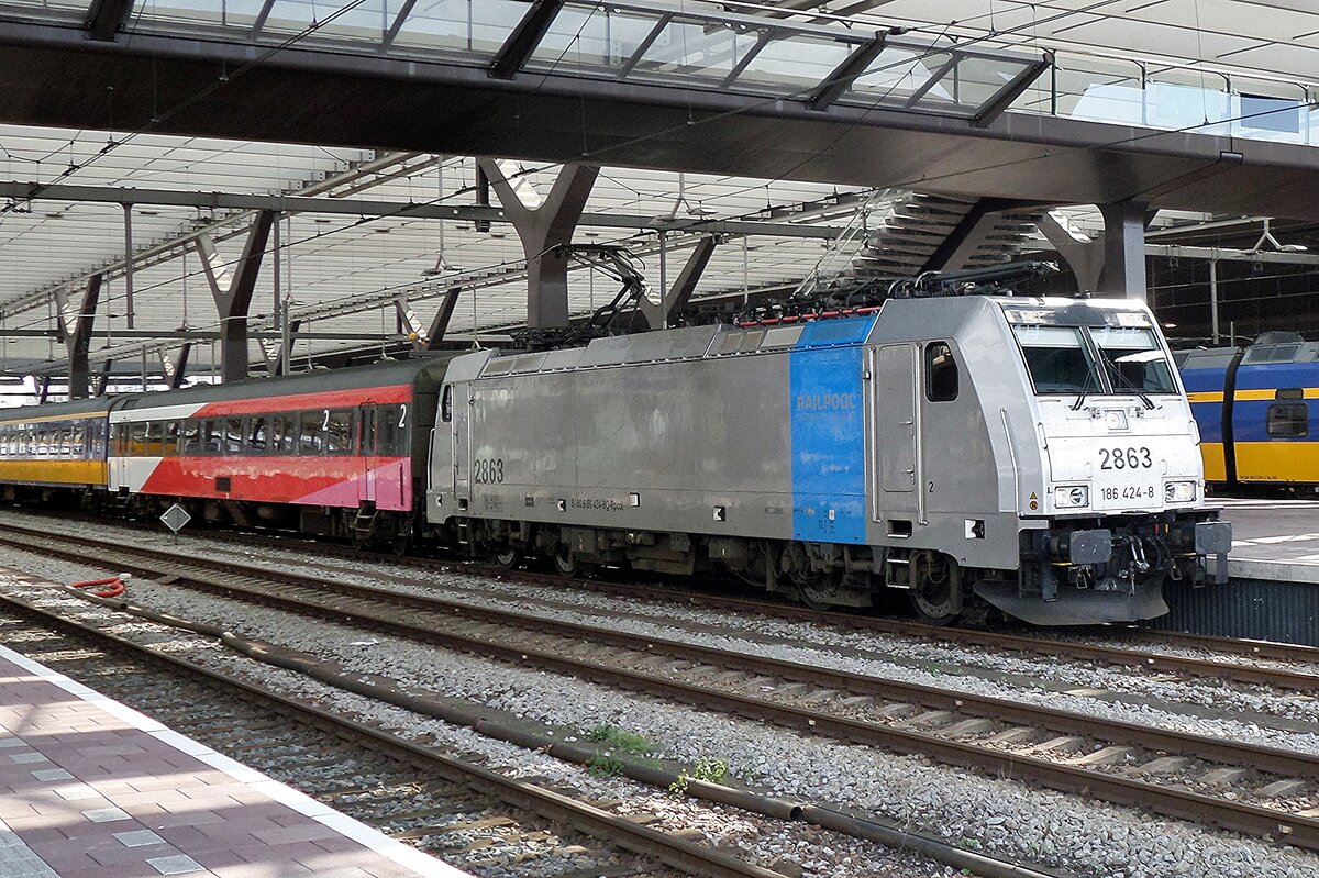 On 16 April 2016 Railpool 186 424 -temporarily renumbered 2863- calls with an IC-Benelux in Rotterdam Centraal.