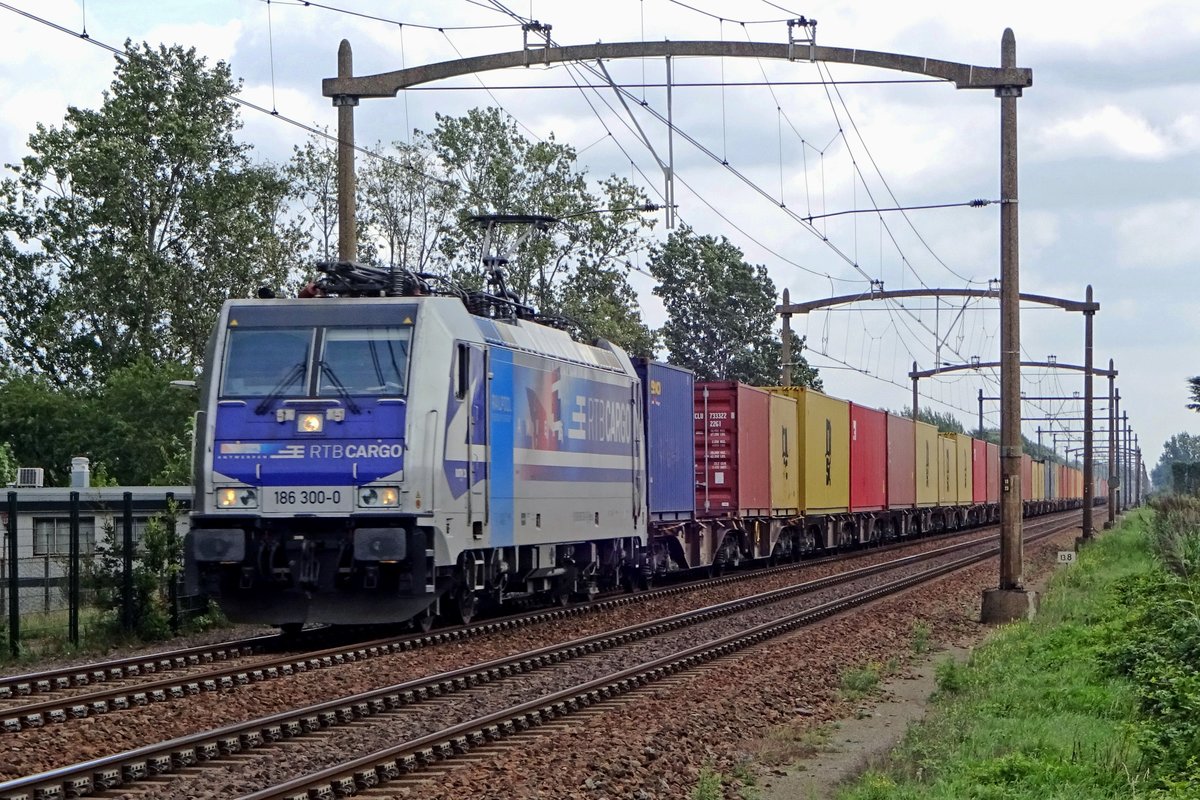 On 16 August 2019 RTB 186 300 hauls the Blerick-Shuttle container train through Hulten.