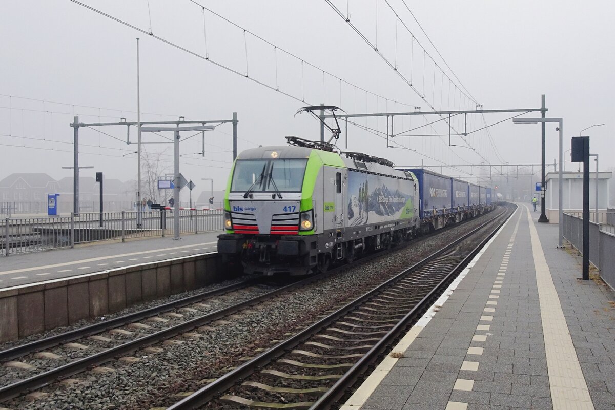 On 16 December 2021 BLS 475 417 hauls a container train through Blerick.