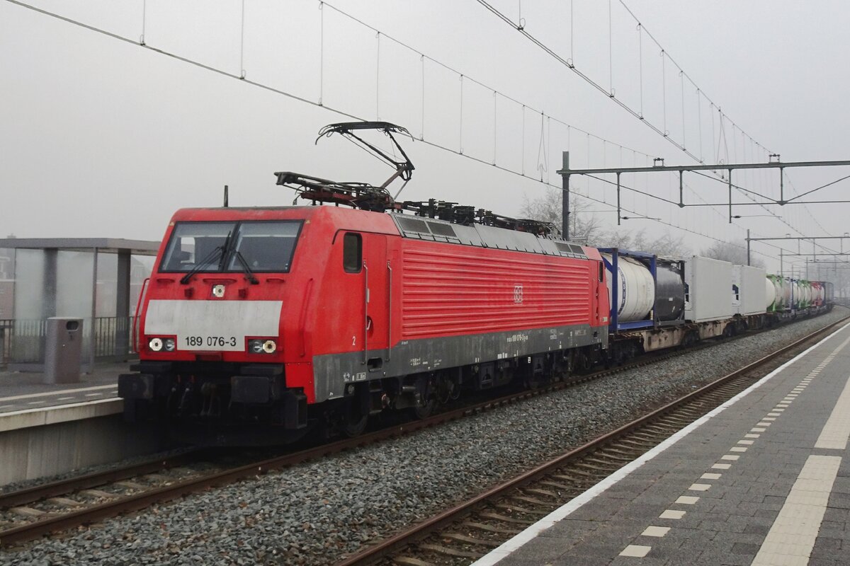 On 16 December 2021 DBC 189 076 hauls a container train through Blerick.