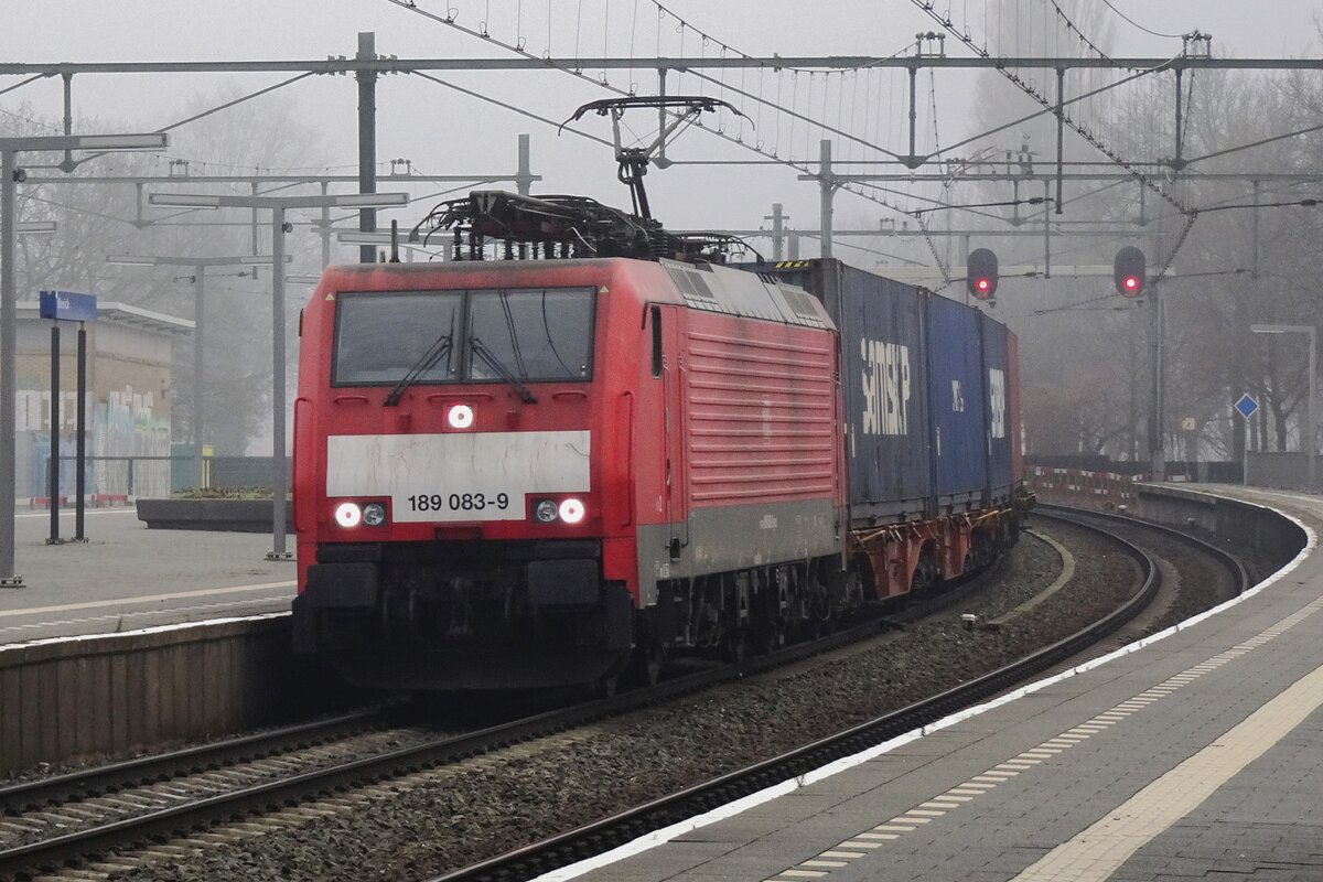 On 16 December 2021 DBC 189 083 hauls the Samskip/Van Dieren intermodal train through Blerick.