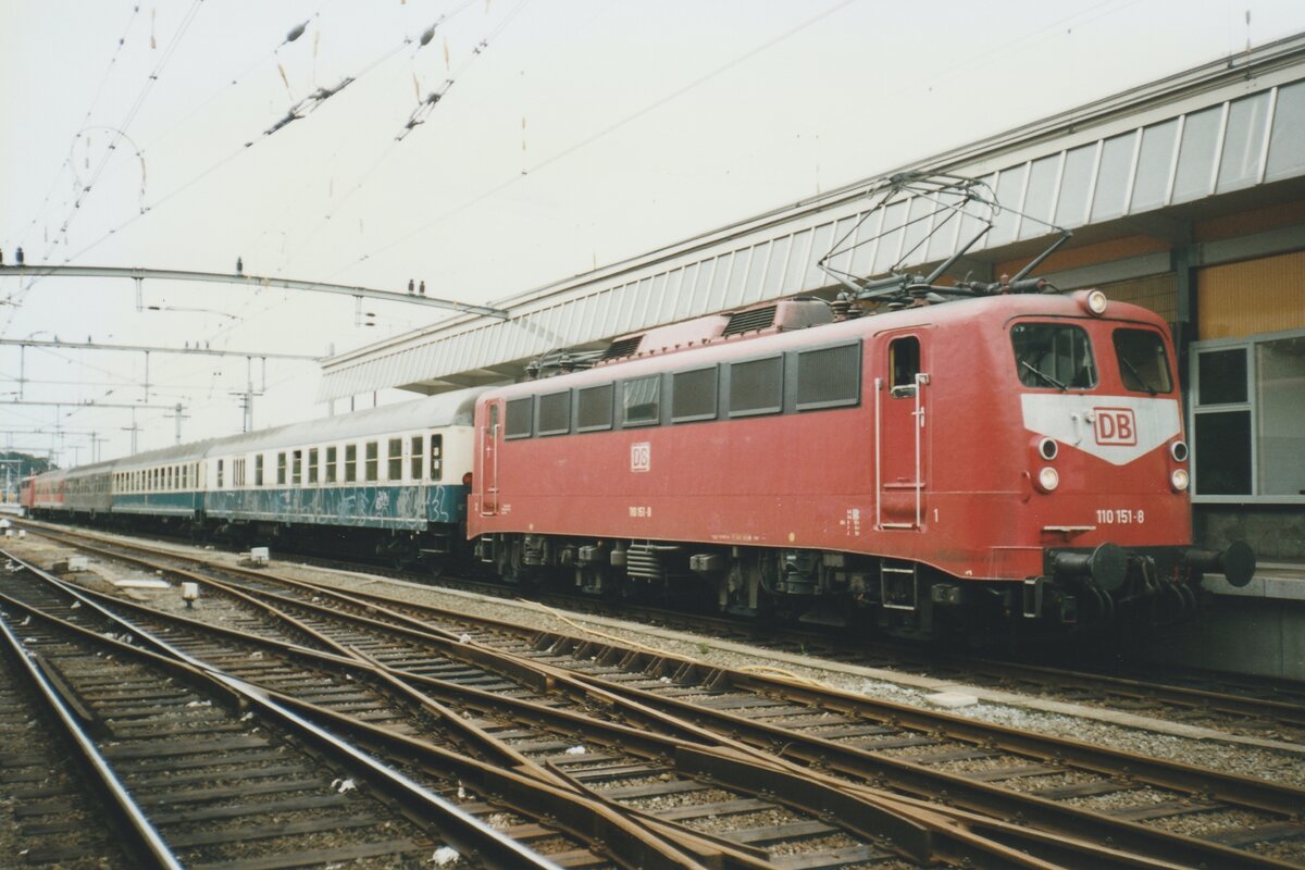 On 16 January 1998 DB Regio's train was rather colourfull when standing at Venlo with 110 151 at the rear end. 