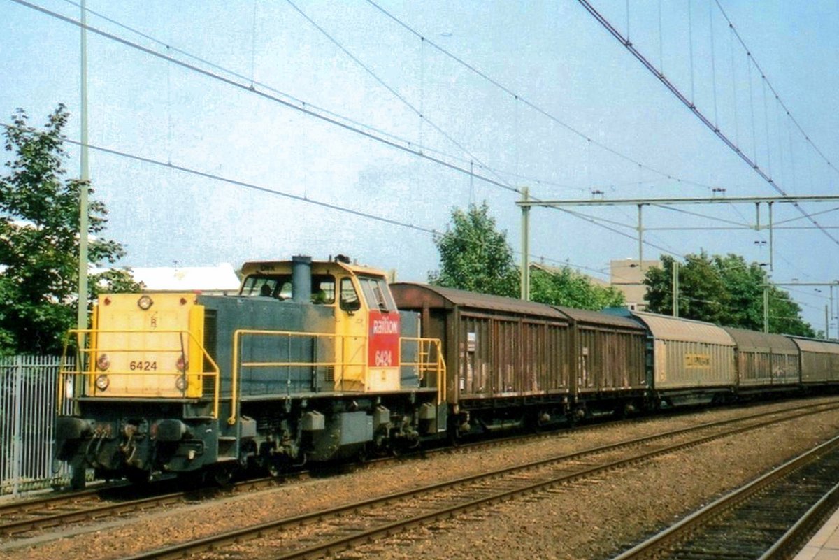 ON 16 January 2004 NS Cargo 6424 hauls a block train through Tilburg toward Bergen-op-Zoom.