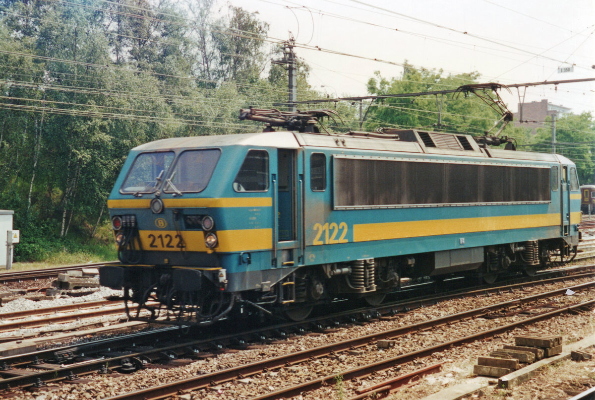 On 16 July 1997, NMBS 2122 runs round at Leuven. Once sixty members strong, these ACEC-build engines are being phased out ion  arather fast pace, almost half already having been scrapped or sold.