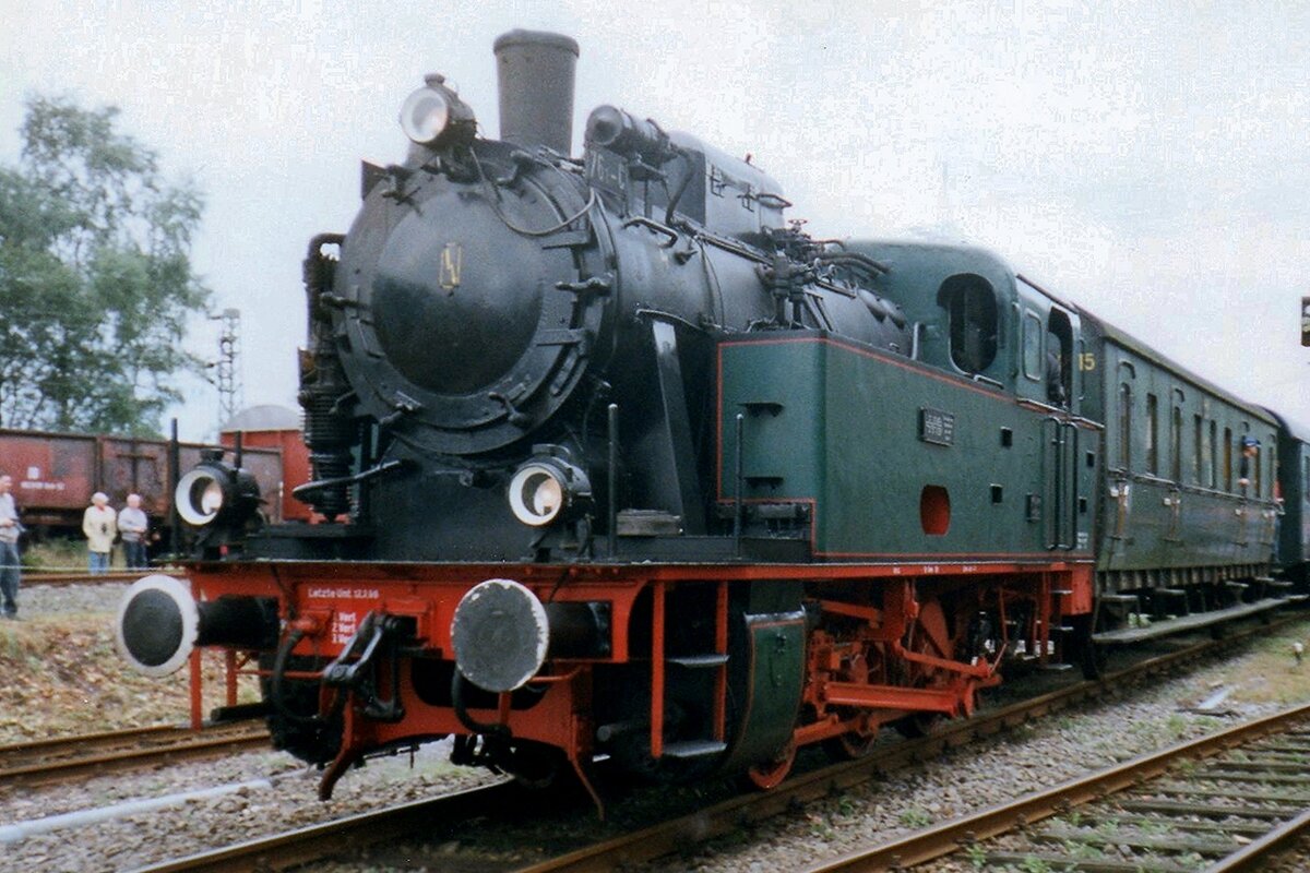 On 16 July 1998 HesperTal-4 hauls a steam shuttle out of the DGEG-Museum of Bochum-Dahlhausen.