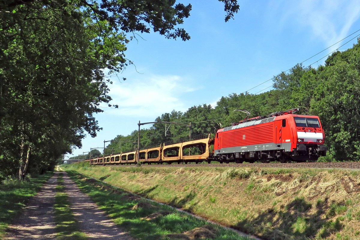 On 16 July 2020 DB 189 023 passes through Tilburg Oude warande.