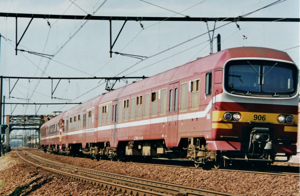 On 16 May 2002 NMBS 906 is about to call at Antwerpen-Dam.