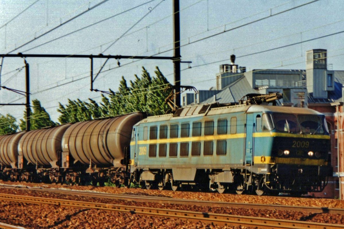 On 16 May 2002 NMBS 2009 hauls an oil train through Antwerpen-Dam.