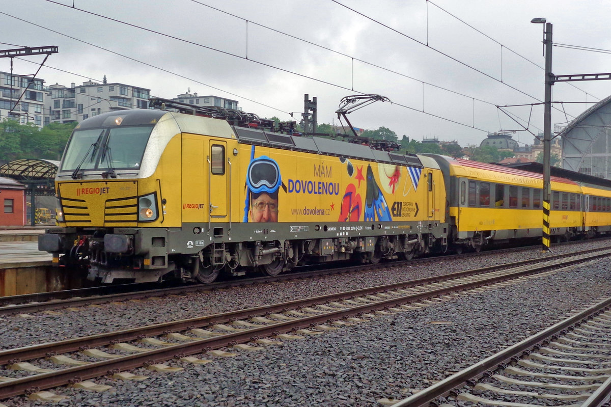 On 16 May 2018 RegioJet 193 227 wears her first advertising livery at Praha hl.n.