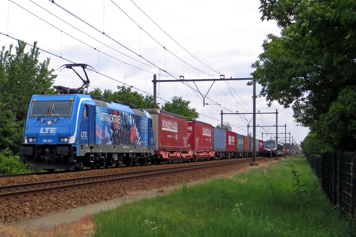 On 16 May 2020 LTE 186 941 hauls the Rzepin-Shuttle through Wijchen.