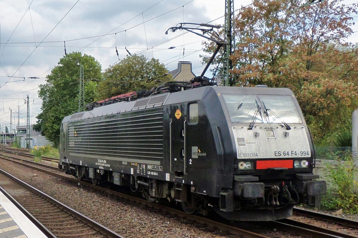 On 16 September 2016 Rail Feeder 189 094 runs round at Rheinhausen.