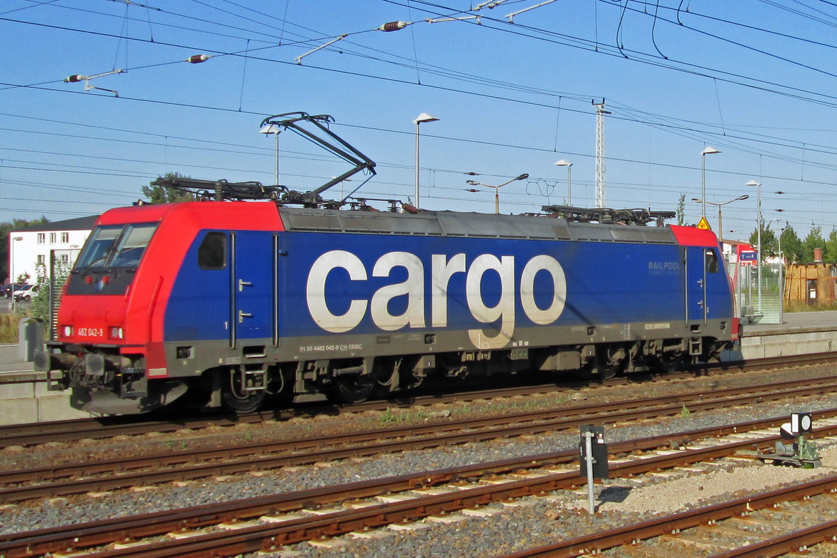 On 16 September 2016 SBB 482 042 runs light through Angermünde.