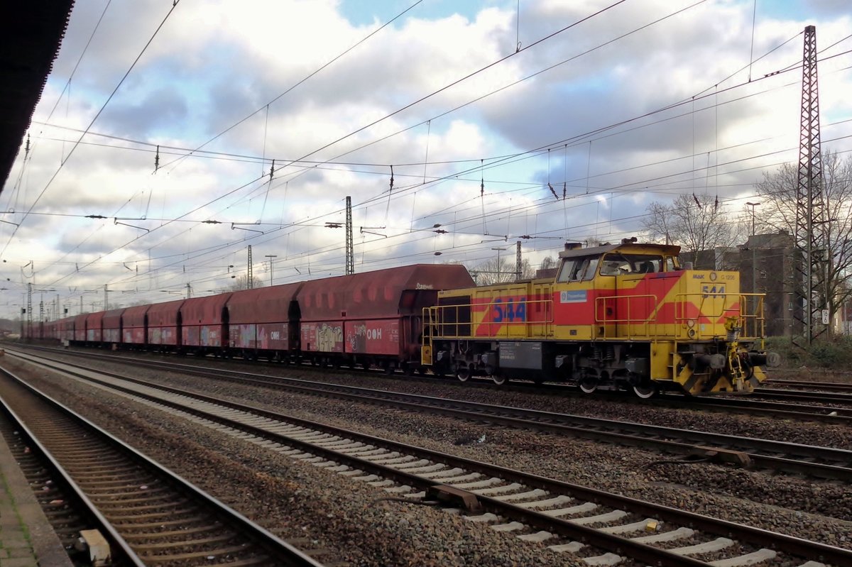 On 16 September 2016 Thyssen 544 hauls a coal train through Oberhausen Osterfeld Süd.