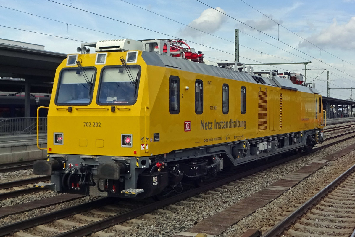 On 16 September 2019 DB Netze 702 202 passes through München Ost.