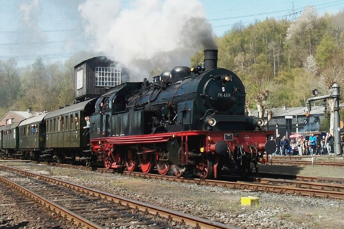 On 17 April 2010 a special train headed by 78 468 leaves the DGEG-Museum of Bochum-Dahlhausen for Essen.