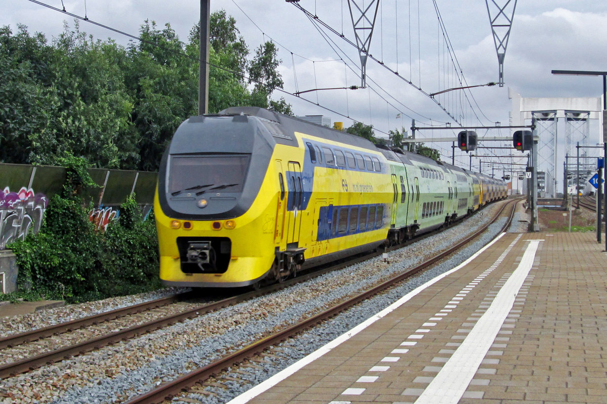 On 17 April 2015 NS advertiser 9556 speeds through Zwijndrecht.