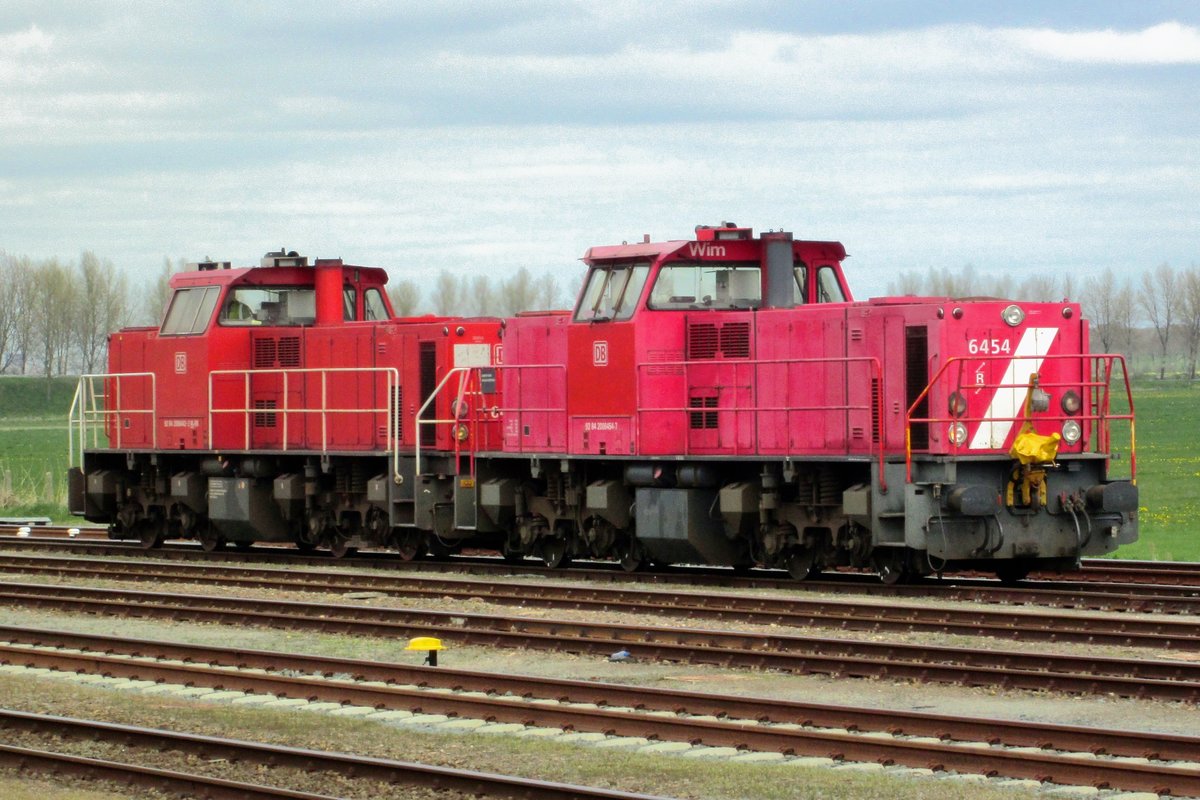 On 17 April 2015 RaiLioN 6454 still wears her NS Cargo colours at Lage Zwaluwe.