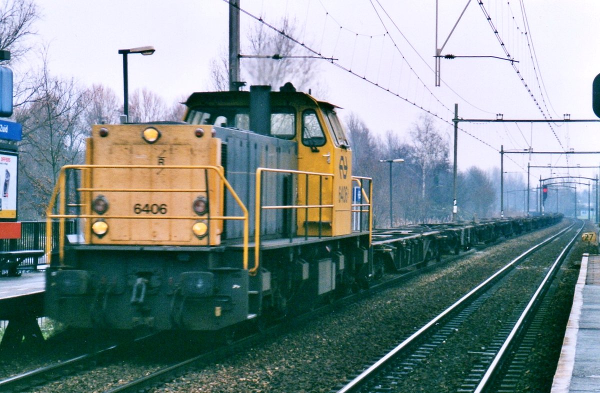 On 17 February 1996 NS 6406 hauls an empty container train through Dordrecht Zuid.