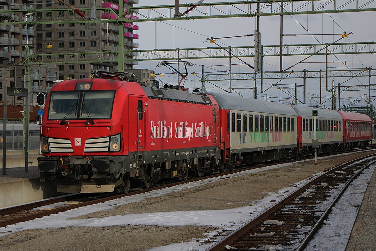 On 17 February 2026 Sn�llt�get 193 255 calls at Malmo Central with a fast train from Stockholn Central. This train is one of the very few still to use the surface station of Malmo Central after the delayed, but in the end succesfull introductyion of services through the Citutunneln that save trains about 15 minutes time because no longer they have to change direction.