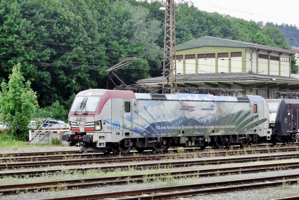 On 17 May 2018 Lokomotion 193 773 celebrates 150 years of the Brenner-line between Kufstein and Brennero. The loco stands in front of an intermodal service at Kufstein.