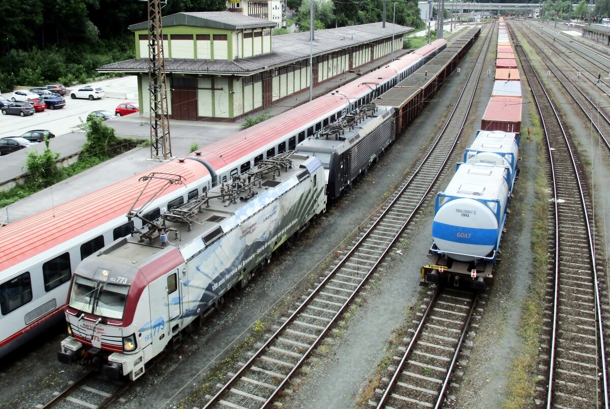 On 17 May 2018 Lokomotion 193 773 celebrates 150 years of the Brenner-line between Kufstein and Brennero. The loco stands in front of an intermodal service at Kufstein.