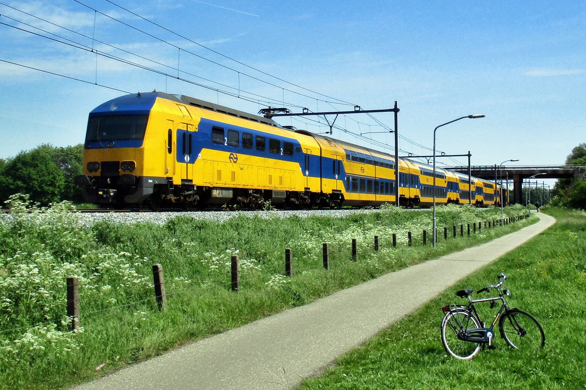 On 17 May 2019 NS 7614 passes your photographer and his bike at Niftrik.