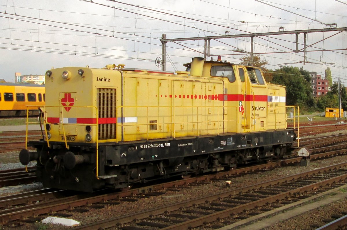 On 17 October 2014 Strukton 303003 'JANINE' runs light through Amersfoort.